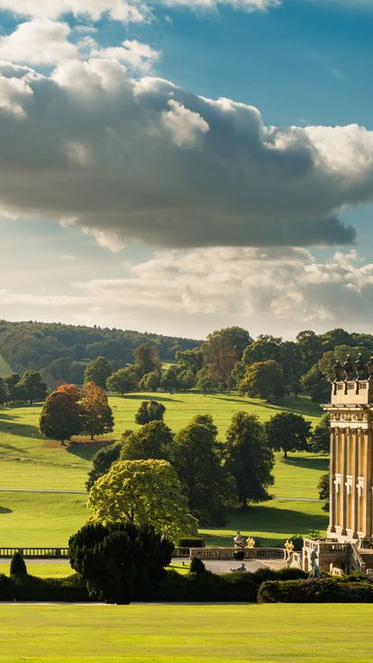 view_of_CHatsworth_House_and_the_gardens_surrounding_the_estate